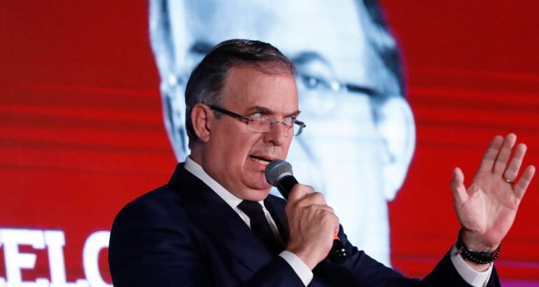 El excanciller mexicano y presidenciable del oficialismo Marcelo Ebrard habla durante una rueda de prensa, en Ciudad de México. Foto de EFE/Mario Guzmán