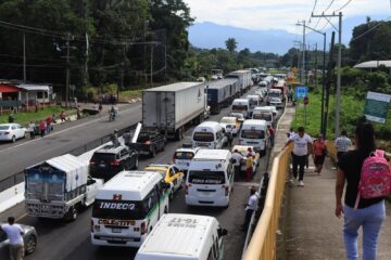 Transportistas de Chiapas bloquean frontera con Guatemala en protesta contra inseguridad
