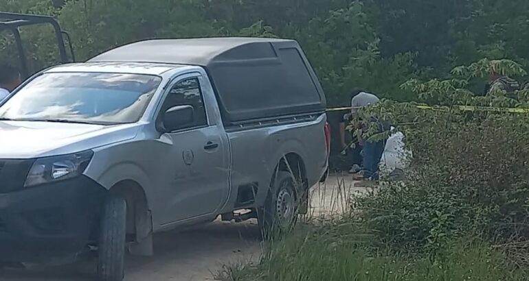 Peritos en zona de hallazgo de tres cuerpos en Tulum. Foto de Noticaribe