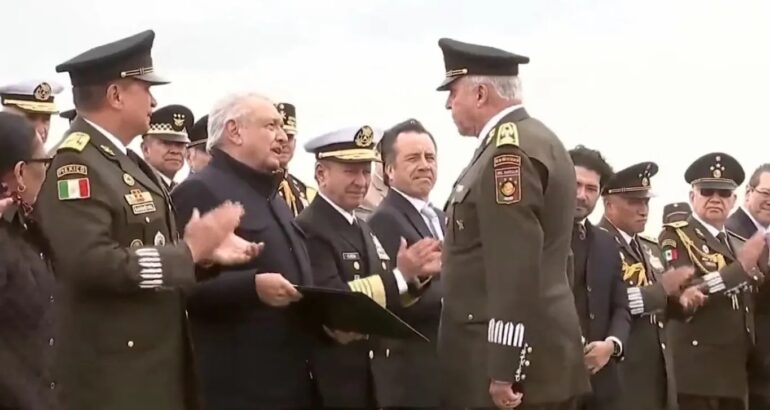 López Obrador entrega presea al general Salvador Cienfuegos. Captura de pantalla