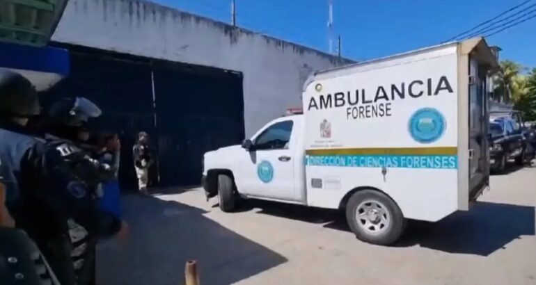 Ambulancia forense en Cereso Las Palmas de Cárdenas, Tabasco. Foto de @heraldodetab
