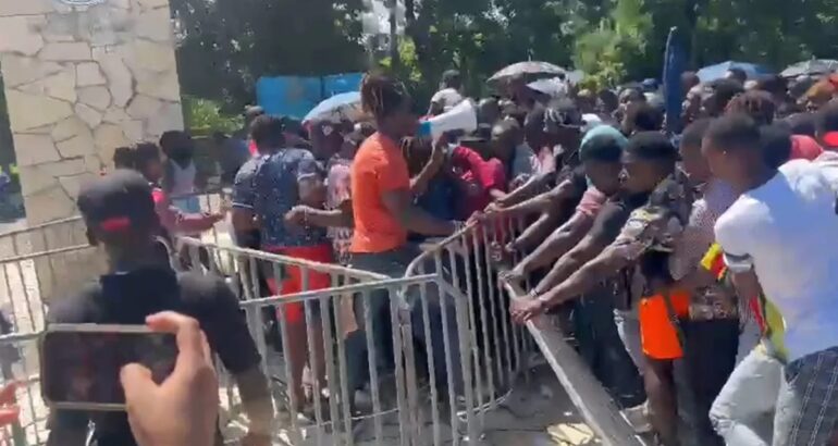 Irrupción de haitianos en oficinas de la Comar en Tapachula. Captura de pantalla