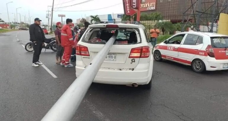 Caída de poste sobre camioneta en Coatzacoalcos, Veracruz. Foto de @RadarVeracruz