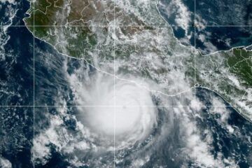 Otis se convierte en huracán frente a costas de Guerrero