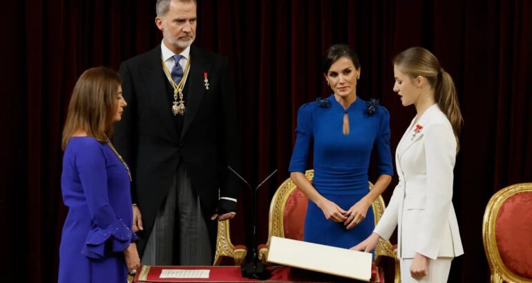 La princesa Leonor jura la Constitución ante la presidenta del Congreso, Francina Armengol, y los reyes de España, Felipe VI y Letizia. Foto de EFE/ Ballesteros POOL