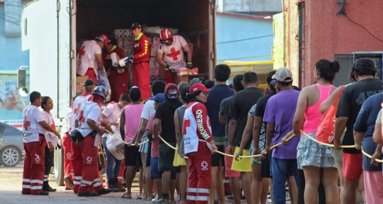 Cruz Roja entrega ayuda humanitaria en Acapulco. Foto de @CruzRoja_MX