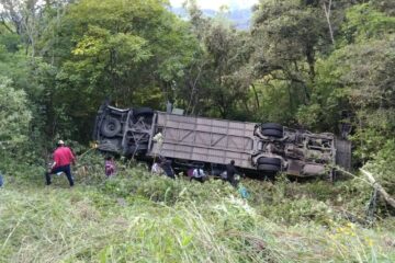 Volcadura en carretera a Putla deja un muerto y 32 heridos