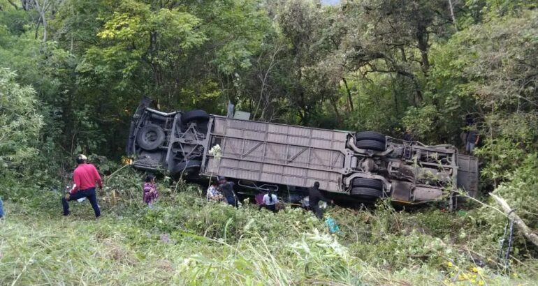 Volcadura de autobús en carretera a Putla. Foto de @realidadoaxaca