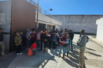 Hallan a 123 migrantes encerrados en un tráiler en San Luis Potosí