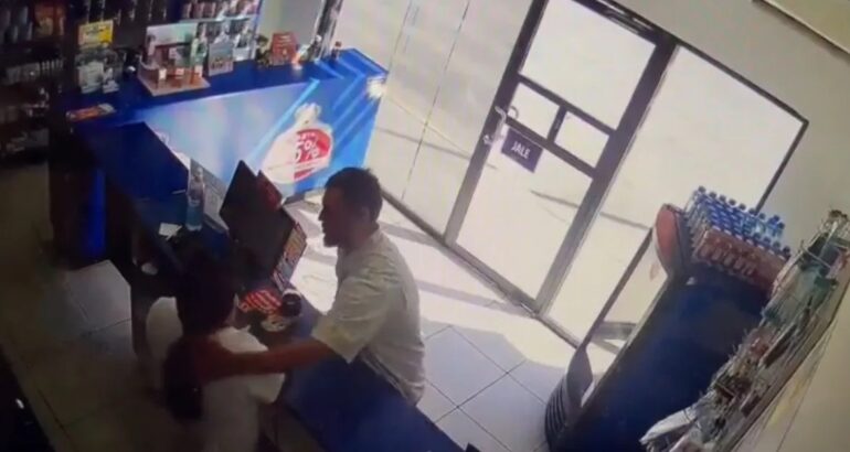 Intento de abuso sexual a empleada de farmacia en Mexicali. Captura de pantalla