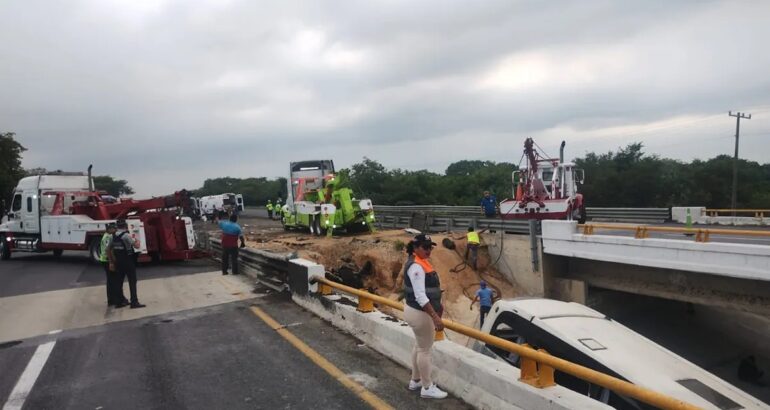 Caída de autobús en Acayucan, Veracruz. Foto de @PCEstatalVer