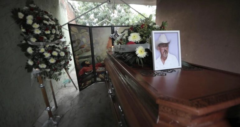 Funeral de Hipólito Mora. Foto de EFE/Iván Villanueva