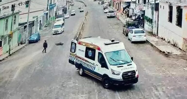 Ambulancia tira a paciente en San Juan Chamula, Chiapas. Foto de Sociedad Chiapaneca