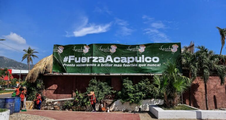 Personas trabajan en la reconstrucción de una zona afectada tras el paso del huracán Otis, el 7 de diciembre del 2023, en Acapulco Guerrero. Foto de EFE/David Guzmán