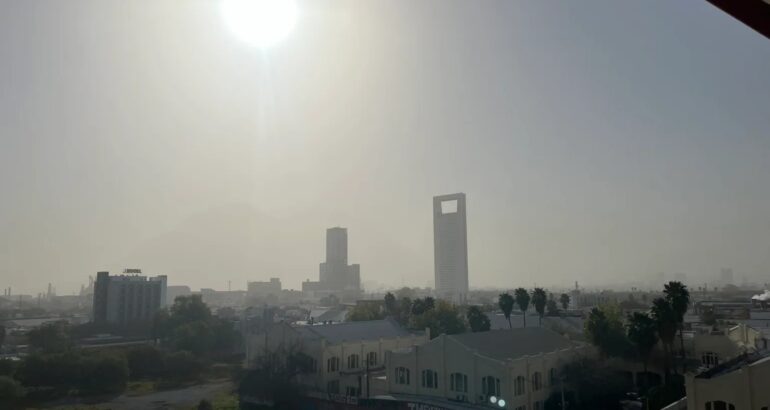 Contaminación en Monterrey. Foto de @ericklmelchor_