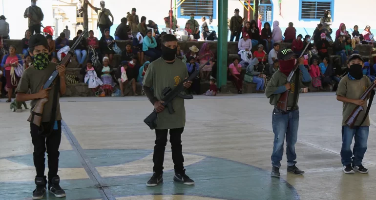 Menores son incorporados a las autodefensas en la comunidad de Ayahualtempa, municipio de José Joaquín de Herrera, estado de Guerrero (México). EFE/José Luis de la Cruz