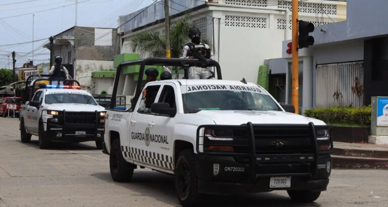 Imagen de archivo fechada el 24 de julio de 2023 que muestra a miembros de la Guardia Nacional a bordo de dos vehículos durante un patrullaje de vigilancia por calles del municipio de Tapachula, Chiapas. Foto de EFE/Juan Manuel Blanco