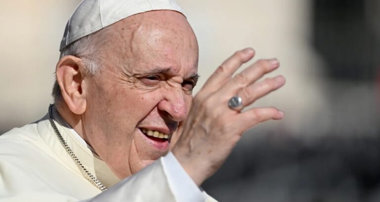 Papa Francisco pide a los jóvenes que los 'likes' y los 'followers' no los condicionen. Foto de EFE