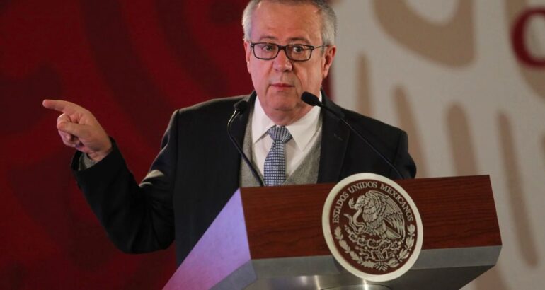 Fotografía de archivo del 15 de febrero de 2019 que muestra al secretario de Hacienda y Crédito Público, Carlos Urzúa Macías, durante una rueda de prensa en el Palacio Nacional de Ciudad de México (México). EFE/Mario Guzmán