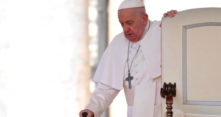 El papa Francisco llega para dirigir la audiencia general semanal en la Plaza de San Pedro, Ciudad del Vaticano, el 20 de marzo de 2024. Foto de EFE/EPA/ETTORE FERRARI