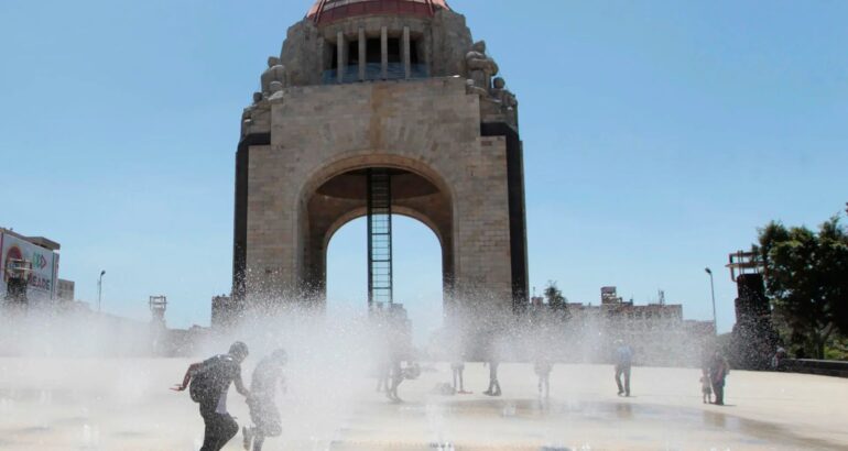 Imagen de archivo de un grupo de personas que se refresca en la fuente de la explanada del Monumento a la Revolución, en Ciudad de México. Foto de. EFE/Mario Guzmán