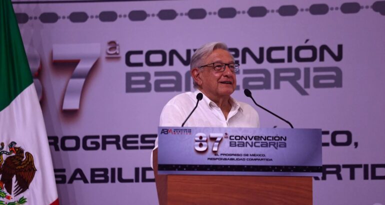 El presidente de México, Andrés Manuel López Obrador, durante su participación en la 87 Convención Bancaria, celebrada este viernes en el balneario de Acapulco en Guerrero (México). EFE/David Guzmán