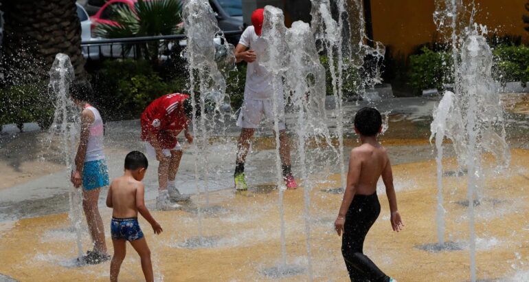 Niños se refrescan en una fuente pública en la Ciudad de México. Foto de EFE/ Mario Guzmán