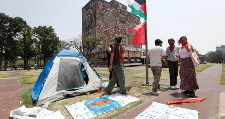 Estudiantes de la Universidad Nacional Autónoma de México (UNAM) acampan en las instalaciones de la Ciudad Universitaria a favor de Palestina. Foto de EFE/ Mario Guzmán