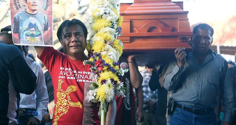 Imagen de archivo de familiares y amigos del activista Samir Flores, que trasladan sus restos al panteón comunitario de Amilcingo, municipio de Temoac, Morelos. Foto de EFE/Tony Rivera