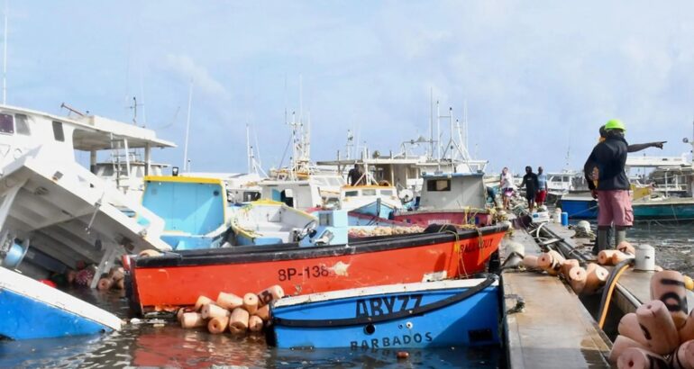 Un daño significativo a los buques pesqueros en el complejo pesquero de Bridgetown fue causado por una tormenta del huracán Beryl. Foto de EFE/ Gobierno De Barbados