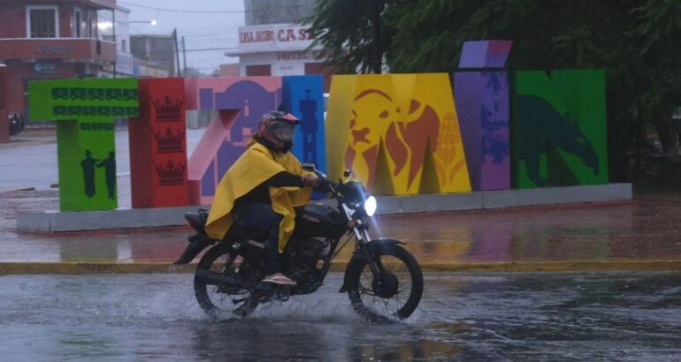 Un hombre protegido con capa maneja su moto en medio de un fuerte aguacero en la población de Tizimin, Yucatán. Imagen de archivo. Foto de EFE/ Cuauhtemoc Moreno
