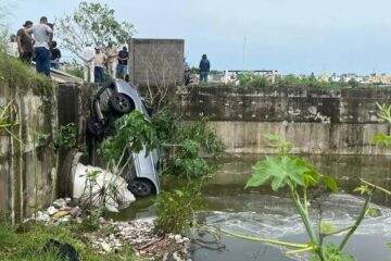 Muere sacerdote al caer vehículo a canal por inundaciones en Veracruz