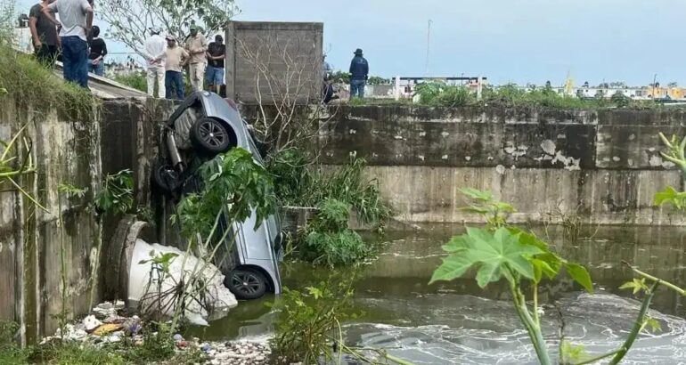 Muere sacerdote al caer vehículo a canal por inundaciones en Veracruz. Foto de Fidel Pérez