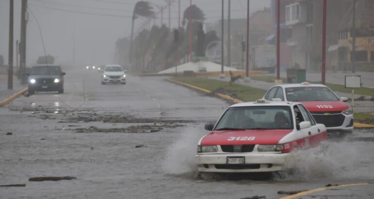 Al menos cinco fenómenos meteorológicos ocasionarán lluvias en 21 estados. Foto de EFE