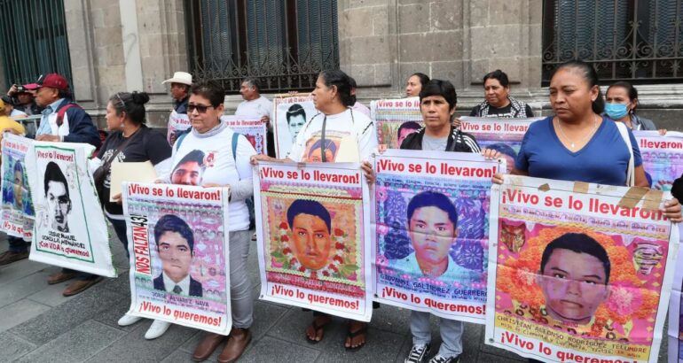 Familiares de los 43 normalistas desaparecidos de Ayotzinapa se manifiestan al término de una reunión con el presidente Andrés Manuel López Obrador en Palacio Nacional. Foto de EFE/Mario Guzmán