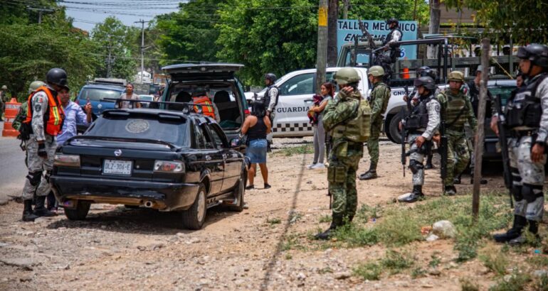 Miembros del Ejercito Mexicano y de la Guardia Nacional, revisan los vehículos en retenes instalados en el municipio de Frontera Comalapa, Chiapas. Foto de EFE/Carlos López / Archivo