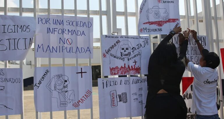 Personas instalan carteles durante una protesta frente a la delegación de la Fiscalía General de la República (FGR) este jueves, en el municipio de Chilpancingo (México). EFE/José Luis de la Cruz