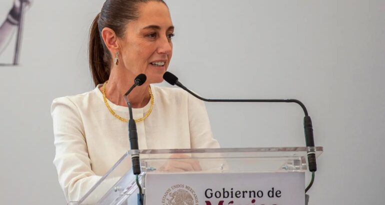 La presidenta de México, Claudia Sheinbaum, habla durante un acto este viernes en el estado de Chiapas (México). EFE/ Carlos López