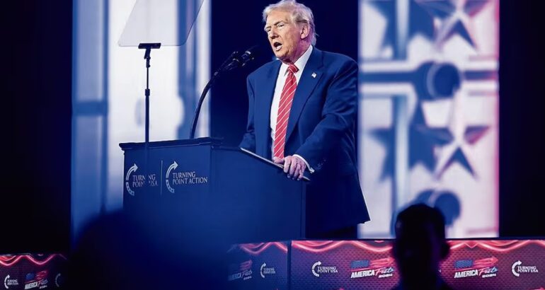 El próximo mandatario de Estados Unidos, Donald Trump, durante el AmericaFest 2024 anual de Turning Point en Phoenix, Arizona, el domingo pasado. Foto: AFP