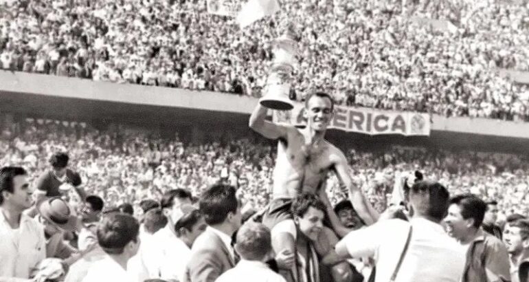 Luis Alves Zague, cargado en hombros, levanta a su vez el trofeo. Fotos: Archivo Histórico Excélsior.