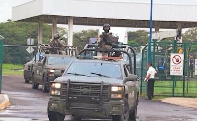 El gobernador de Tabasco, Javier May Rodríguez, anunció la llegada de 180 elementos del Ejército Mexicano y Guardia Nacional para reforzar el operativo Tabasco Seguro, tras la jornada violenta que dejó 14 personas muertas. Foto: de LUMA LÓPEZ. EL UNIVERSAL