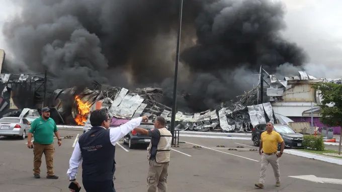 De acuerdo con los primeros reportes, el incendio comenzó por un accidente mientras trabajadores realizaban trabajos de soldadura en el casino. Gobierno de Sinaloa.