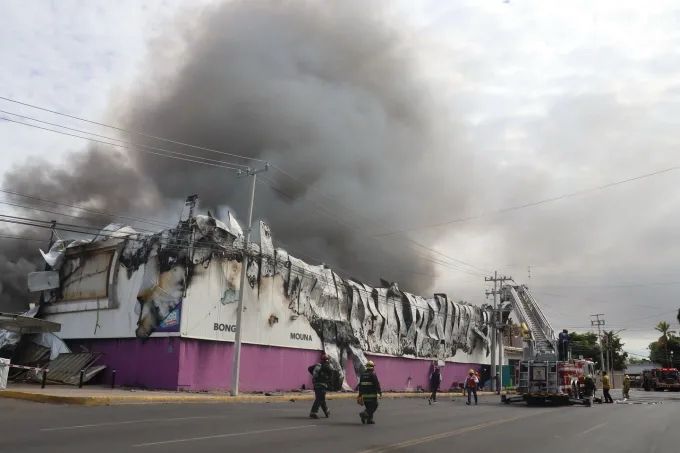 Una larga columna de humo era visible desde la calle, según fotografías difundidas por el gobierno estatal y medios locales. Gobierno de Sinaloa.