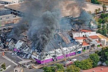 Incendio en plaza comercial de Culiacán deja una persona herida y dos con crisis nerviosa.