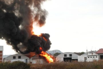 Incendio en bodega industrial de Tepeji, continúan labores de emergencia.