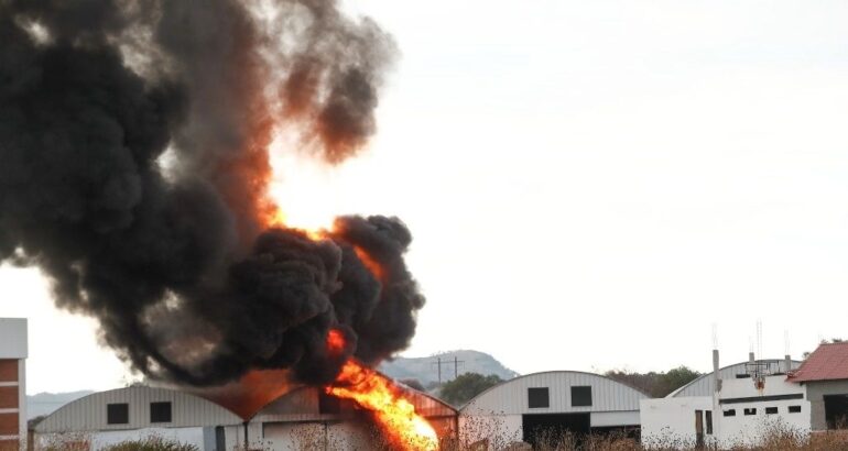 De acuerdo a la dirección de Protección Civil y Bomberos de Tepeji del Río, la explosión se suscitó en un poliducto de 16 pulgadas de Pemex, situado cerca de una bodega. Foto Víctor Camacho.