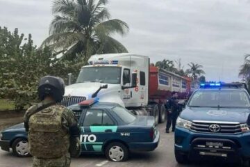 Patrulla de tránsito arrastrada por tráiler en Veracruz.