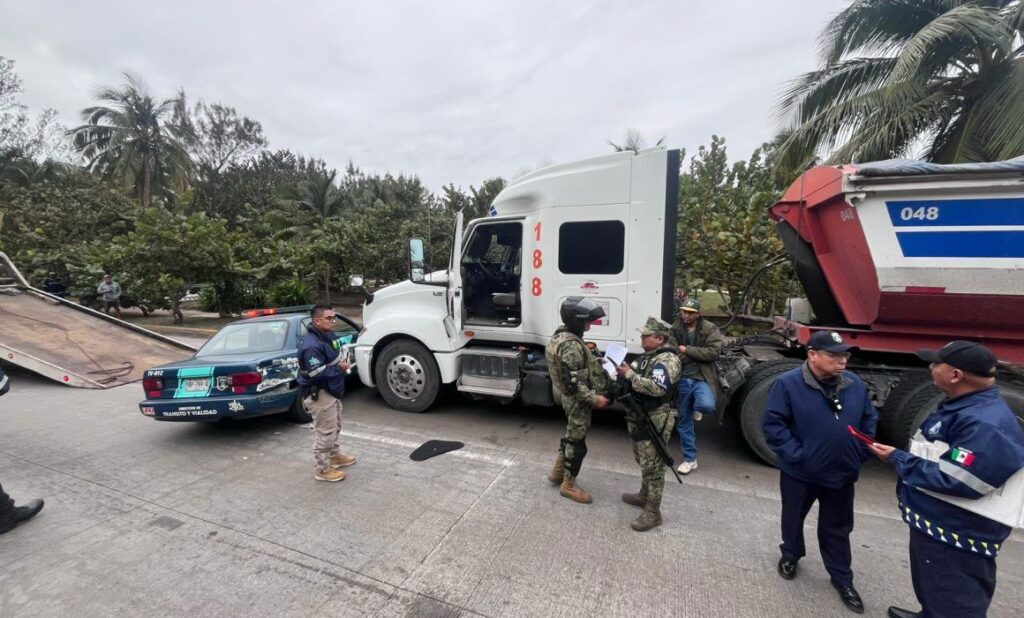 Patrulla de tránsito arrastrada por tráiler en Veracruz. 