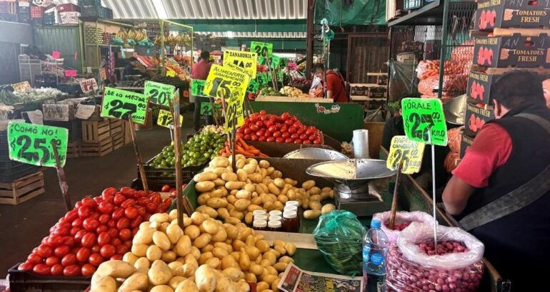 Venta de verduras en la Central de Abasto de la Ciudad de México, el 15 de diciembre de 2024. Foto María Luisa Severiano.