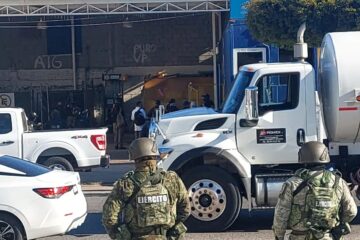 Fuerzas federales catean domicilio con sospecha de huachicol.